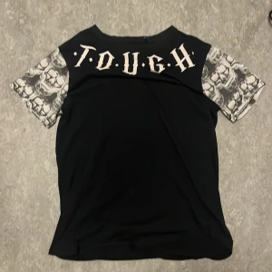 Snygg t shirt - Inga defekter. Snygg design  Vill typ inte sälja därför ganska högt pris.