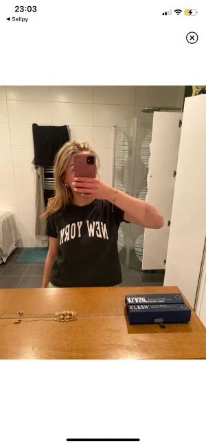 Brandy melville t-shirt - Supersnygg och bra skick!! 😍💋pris kan diskuteras! Passar allt mellan xs-m