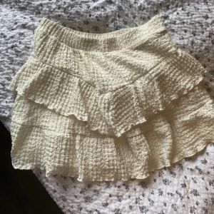 Hvitt skjørt - Fra Zara, strl xs. Brukt et par ganger, MEB ingen bruksmerker.