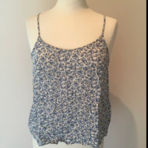 Blå blommig top - Ett blått linne med småblommor