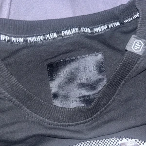 Philipplein sweatshirt - Ny pris 8999, färgen har dock försvunnit pågrund av fel tvätt annars glittrar det exakt lika mycket och är som ny.