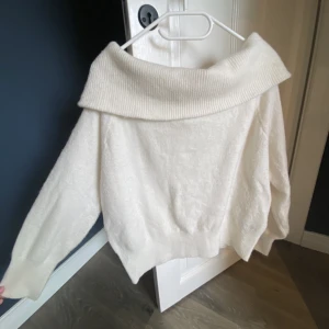 H&M genser - Stickad h&m genser offshoulder