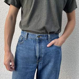 Supersnygga jeans från LL Bean, i mycket gott skick! Modellen är 1.78 och brukar bära S/M och det passar snyggt och oversized. 100% bomull. Nypris ca 1100kr. Skriv till mig vid frågor, om du vill veta exakta mått, eller om du vill se fler bilder!🫶🏻