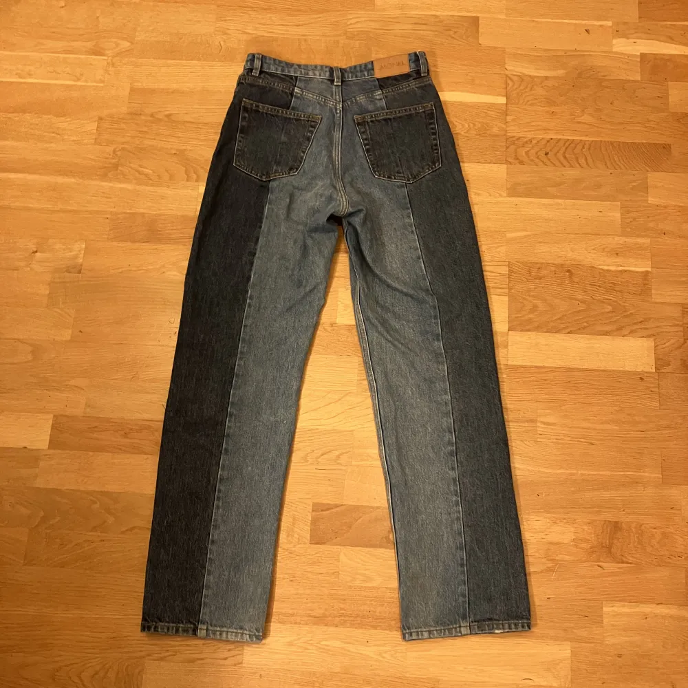 Ljusblå och mörkblåa straightleg jeans från Monki Storlek 26 Högmidjade jeans Använda ganska mycket Jätte lite slitet längst ner på jeansen på höger ben, och en liten fläck som inte syns tydligt ovanför den slitna delen  . Jeans & Byxor.