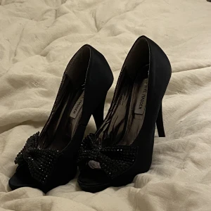 Steve Madden heel  - Steve Madden heels i strl 37 med strass rosett