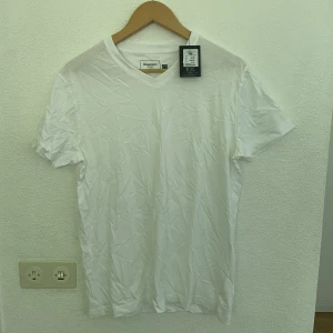 T-shirt  - Nyinköpt t-shirt från dressman med v-ringning. 