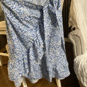 Långkjol blå, blommig  - Den är från Shein och knappt använd då jag inte ser det som min stil 