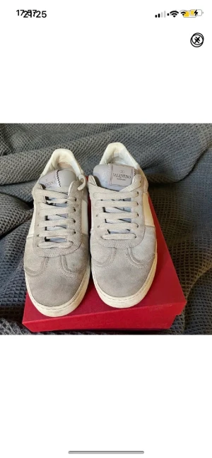 Valentino skor - Valentino skor som jag köpte här på Plick i storlek 36. Säljer då de är lite för stora och var inte riktigt min stil, hör av er vid frågor!! Box, skosnören och påse ingår