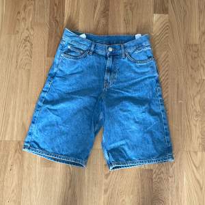 Jag säljer ett par lätt begagnad sweet skateboard Jean shorts, dem är baggy och perfekt för skaters och folk som är intresserad av streetwear. Nypris är 500