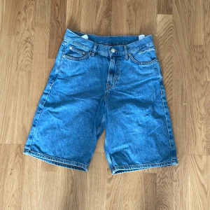 Sweet skateboard Jean shorts - Jag säljer ett par lätt begagnad sweet skateboard Jean shorts, dem är baggy och perfekt för skaters och folk som är intresserad av streetwear. Nypris är 500