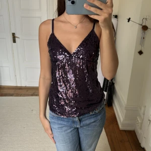 Paljettopp - Lila paljettopp. Ser ut att vara avklippt från en klänning men ingenting som man tänker på