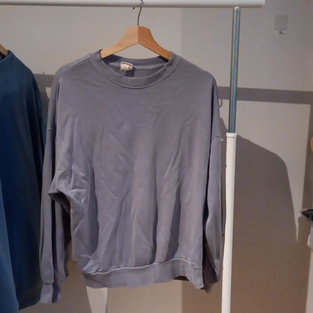 En blå swrtshirt från H&M i storlek xs men skulle säga att den ävrn passar som S eller M. Skriv ifall du är intresserad💙. Tröjor & Koftor.