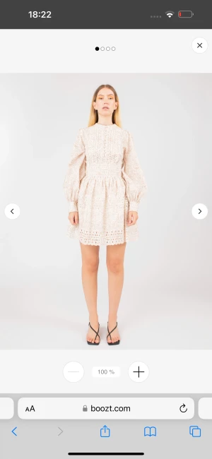 Creative collective Isabelle printed dress - En klänning som köpte på Boozt , fel på storlek M ,precis lapp och påsen är kvar även har kvittot på att lämna tillbaks men jag hade inte lågat in när jag köpte så hade ingen account och kan inte skicka tillbaka , priset 1500kr jag säljer för 1000kr 