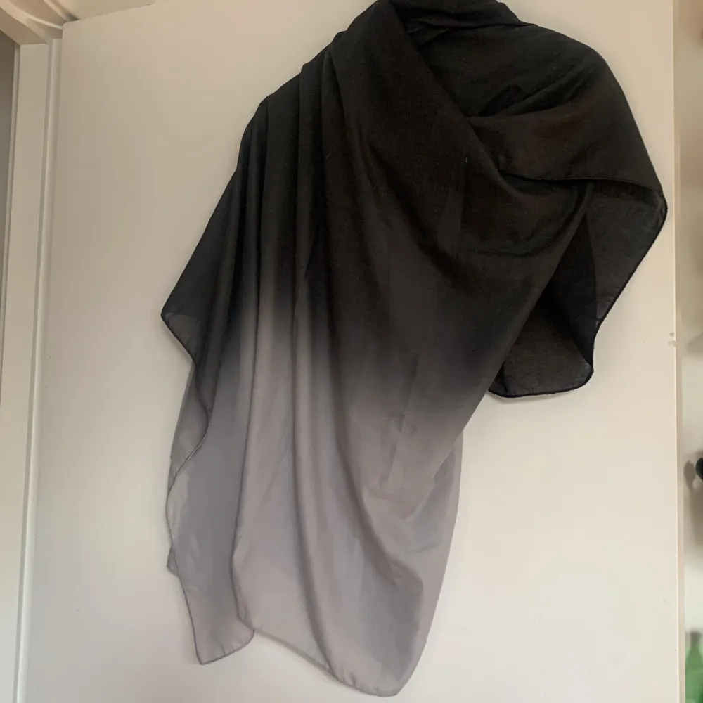 Två färgad sjal i svart som övergå till grå.  Stor kan användas som sarong . Accessoarer.