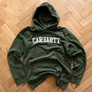 Carhartt Hoodie - Vintage Carhartt Hoodie  Litet lagat hål (bild 3)