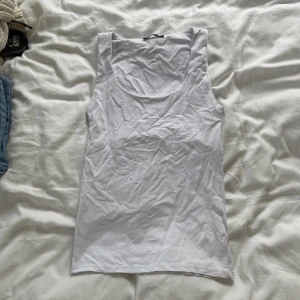 vitt linne - vitt linne från zara. superskönt och stretchigt material 💛