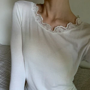 Långärmad tröja - Super söt långärmad från Fransa. Säljer då den inte kommer till användning. Köparen står för frakt 💌