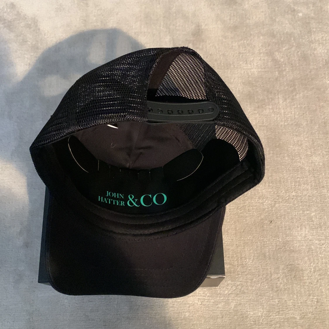 Svart John Hatter keps - 90