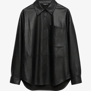 Skjortjacka i pu-läder! - Jättefin skjortjacka i läderimitation med en ganska oversized, loose fit. Är från Stradivarius och köpt sommarn 2022 har jag för mig. Endast använd 2 ggr och är i ny skick, köptes för 365kr. Skriv vid frågor eller intresse💕💕💕☺️