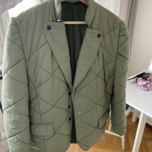 Ljusgrön höstjacka - Såå cool jacka perfekt nu till hösten. Färgen är så fin!!  Köpt second hand, strl M skulle jag säga! 