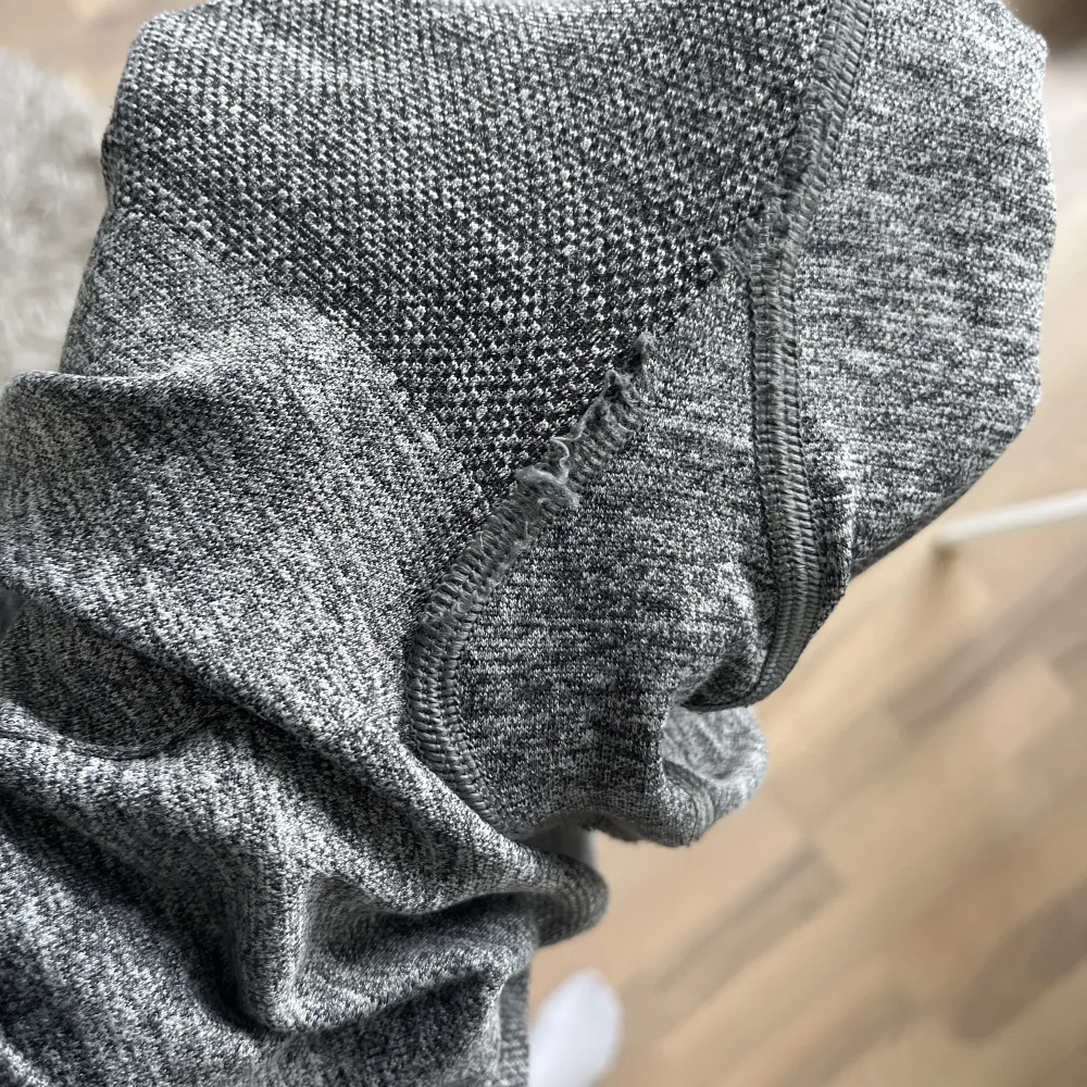 Supersnygga träningstights från Gymshark, ”Flex high waisted leggings”. Fint skick men sömmen har gått upp lite på ett ställe, det är på insidan så inget som syns.. Jeans & Byxor.