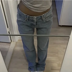 Jeans - Säljer mina blå zara jeans i mid waist och storlek 34 Ganska slitna nertill men egentligen bara som en snygg detalj😊 (Lånad bild)