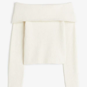 Vit offschoulder stickad  - Oanvänd tröja från hm. Slutsåld i storlek S 