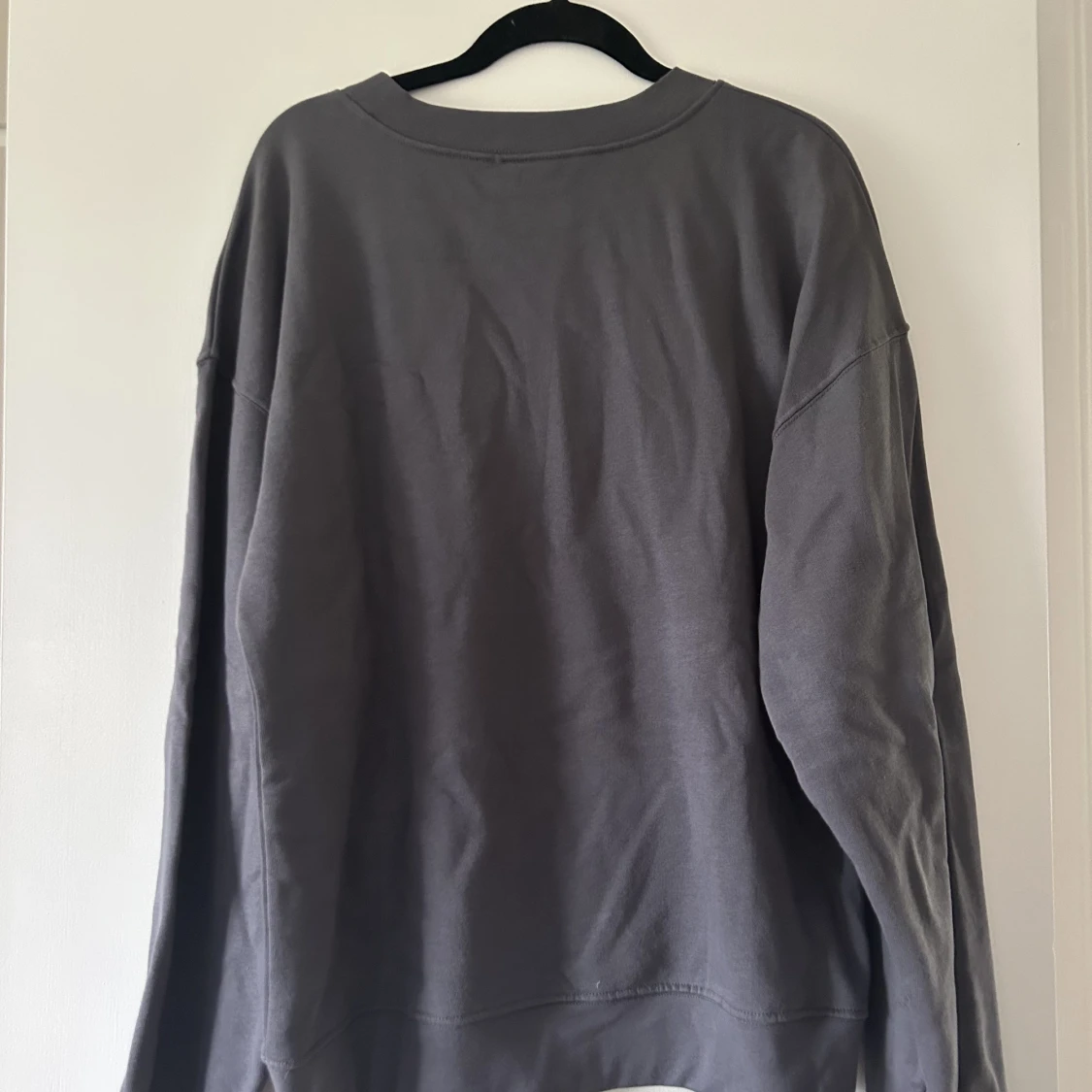 Grå swetshirt med stortryck framtill - 91