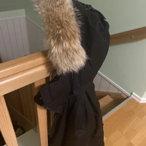 Nobis dam pälsjacka - Jättefin Nobis-jacka i svart, med fin krage i äkta päls. Sparsamt använd. Jag säljer jackan pågrund av att den inte längre passar i stolek.  Den är perfekt för vinter/höst, och tål mycket kallt väder. 