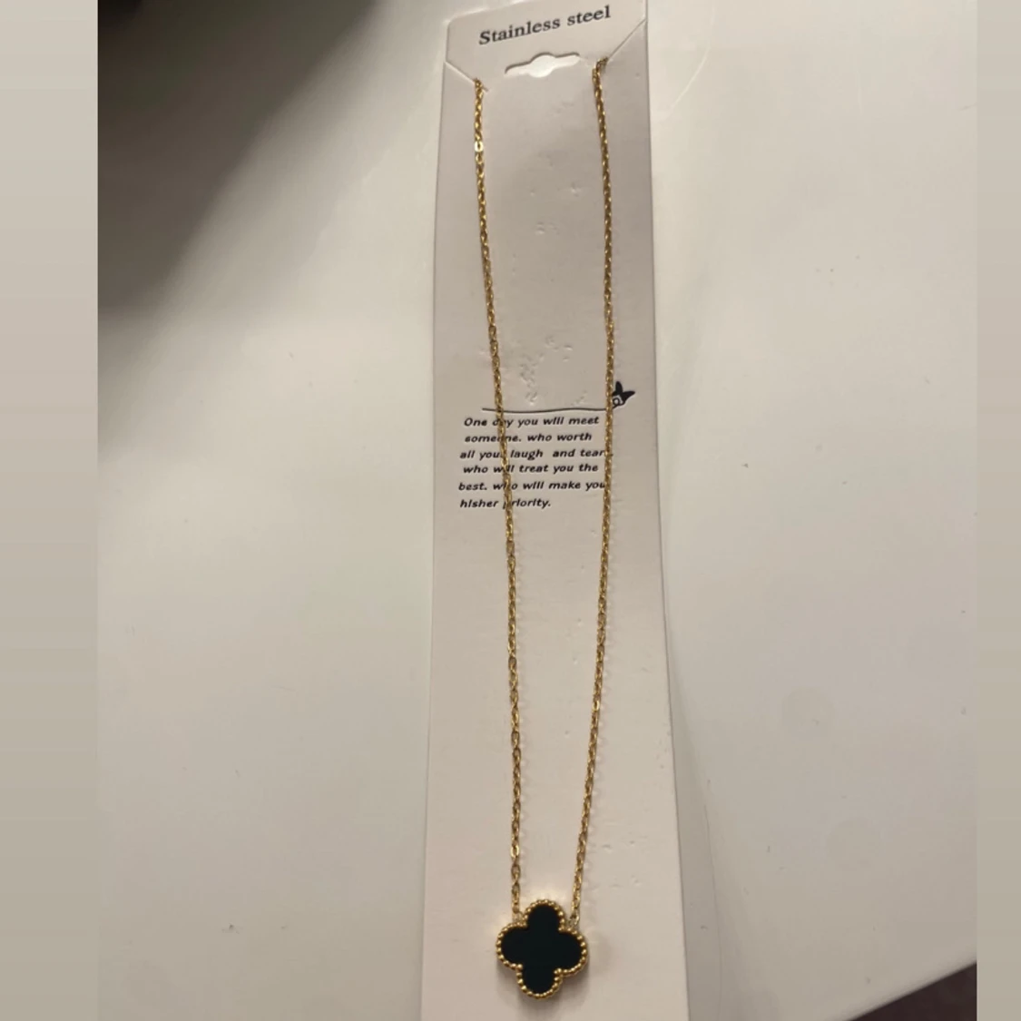 Svart van cleef halsband