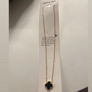 Svart van cleef halsband  - Rostfritt svart van cleef halsband som passar perfekt till allt och är super snyggt! 💕 (priset för hela settet diskuteras i dm) Inte äkta därav priset 