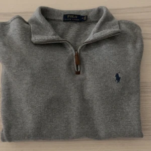Ralph lauren halv zip - Säljer nu min snygga Ralph lauren zip då jag så sällan använder den. Finns inga defekter 