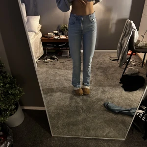 Jeans med slits - Jättefina jeans från Gina med hög midja och slits i benen. Måttligt använda då de är lite för korta för min smak. Men passar med allt och kommer va jättebra för någon annan🥰