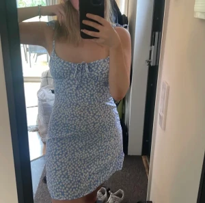Sommarklänning - En söt blommig sommarklänning, helt oanvänd och inga defekter. Från shein tror jag❤️