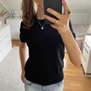 Stickad t-shirt - Säljer denna stickade T-shirten från zara💕skriv privat för fler bilder💗storleken är M men passar även mig som vanligtvis bär S