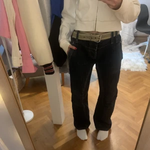 Baggy Blå Jeans - Fina blå jeans som sitter lite oversized. Köpta på plick och är i bra skick!