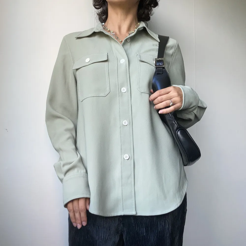 • WATERY GREEN HEAVY WEIGHT SHIRT WITH GREAT FALL AND WHITE BUTTONS  • SIZE - M / EU 38 • BRAND -  Arket • MATERIAL - Polyester Crepe. Skjortor.