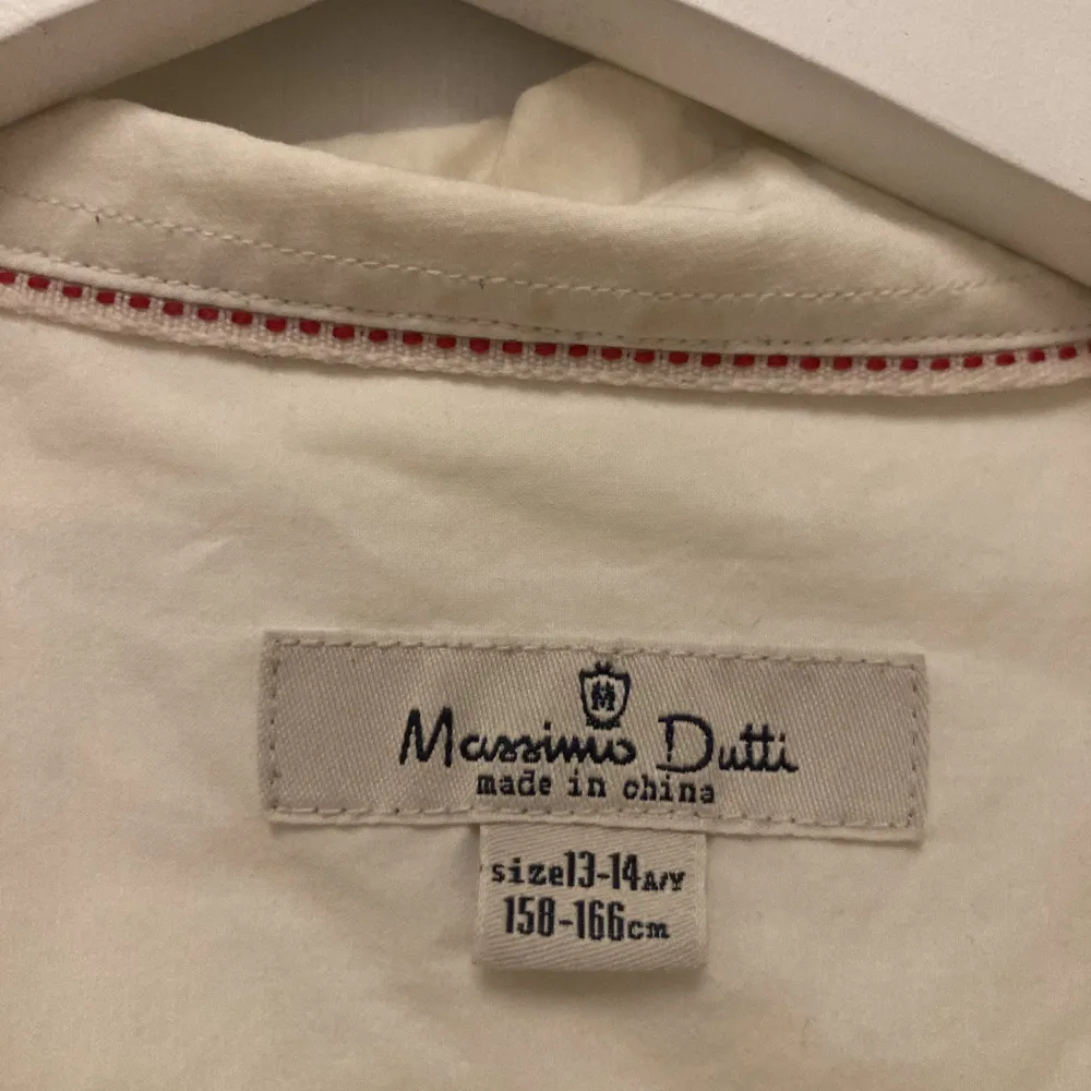 Tja säljer min Massimo dutti skjorta i storlek 158-166 13-14 år  kond 8/10 lite skrynklig. Skjortor.