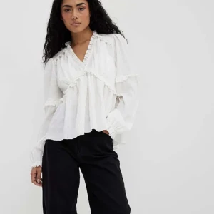 Blus med volang - Vit volangtopp från Nakd 🌸