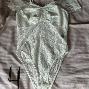 Vita bodies - Säljer massa olika bodies från SHEIN, alla är i storlek S, säljer de för att de inte kommer till användning. EJ ANVÄNDA 50kr/st