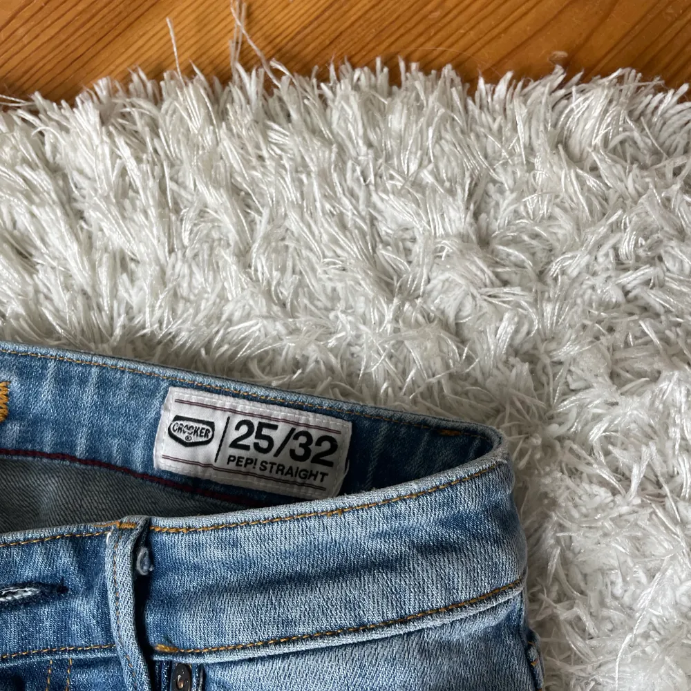 Säljer dessa snygga lågmidjade jeansen 💗de är i fint skick men de har två små hål på baksidan som knappt syns, skriv för bilder. Jeans & Byxor.