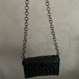 Zara väska - Säljer denna jättefina väska som jag köpte för några månader sedan bara, inga märken eller trasig, går att ha kort eller lång 