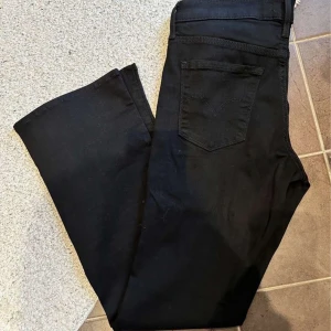 Levis jeans  - Levis 315 bootcut jeans, storlek 29/30 mycket stretch i dom använda en gång