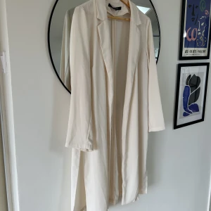 Trenchcoate - Gräddvit trenchcoat från Lindex. Fint skick. 