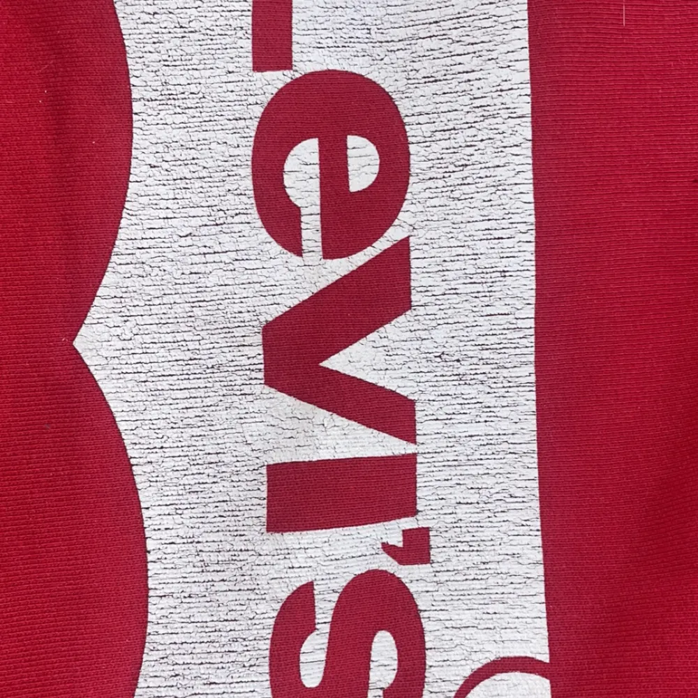 Röd Levi’s tröja, använder inte längre då den sticker ut så mycket. . Hoodies.