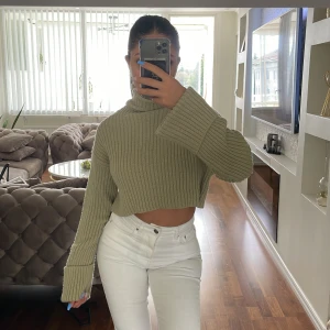 Stickad tröja - NA-KD - Jättefin stickad tröja i khaki/olivgrön färg. 