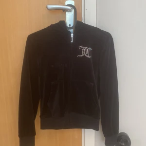 Juicy Couture  - Jätte fin och skön juicy kofta. Säljs pågrund av att den inte kommer till andvändning\börjar bli för liten. Köptes i NK förra hösten knappt använd 🙌🏼💕 