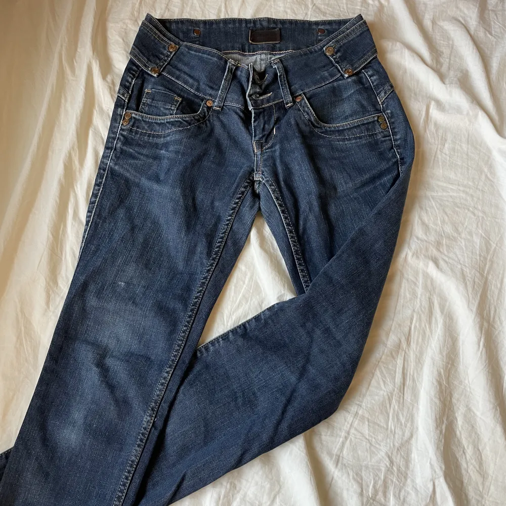 Jag säljer en av mina vintage Low waist från 90-00-talet. Sjukt fina har en defekt.. Jeans & Byxor.