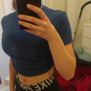 Blå top  - Jettefin top /t shirt som har väldigt bra matreal för att vara från shien 