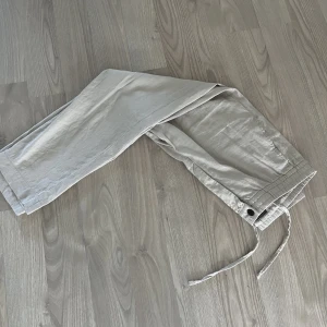 Linnebyxor  - Linnebyxor från h&m som inte används lägre. Passa till allt nästan. Riktigt skönt linne material köptes från h&m för 300-350kr. Mängdrabatt går att lösa. Perfekta till sommaren. Skriv vid frågor pris kan sänkas vid snabb affär